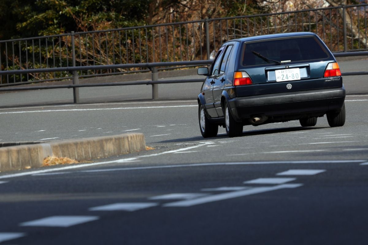 日本平のワインディングロードを走るフォルクスワーゲン・ゴルフⅡのリアビュー