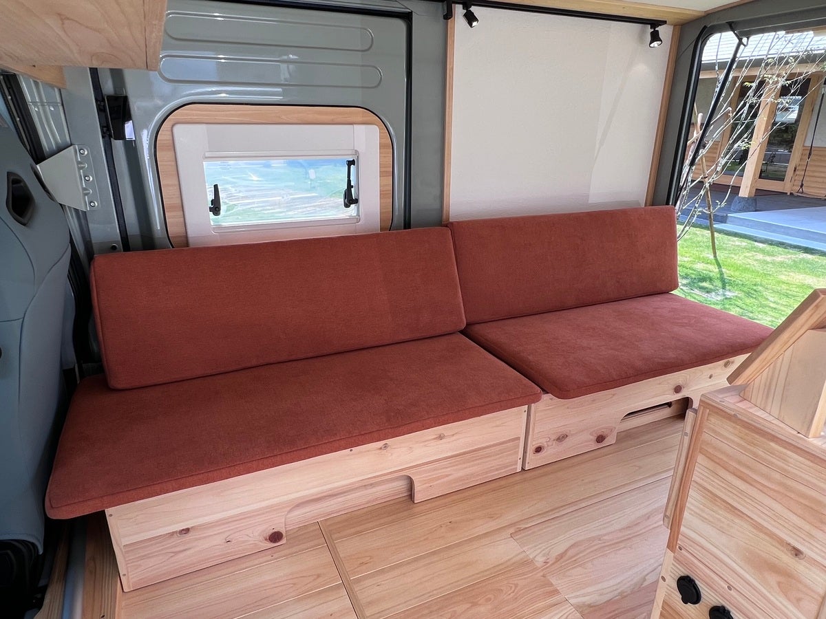 軽キャンパーの車内リビングの横座りシート