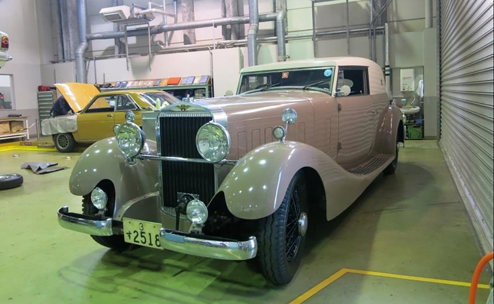 バックヤードで整備しているクラシックカー