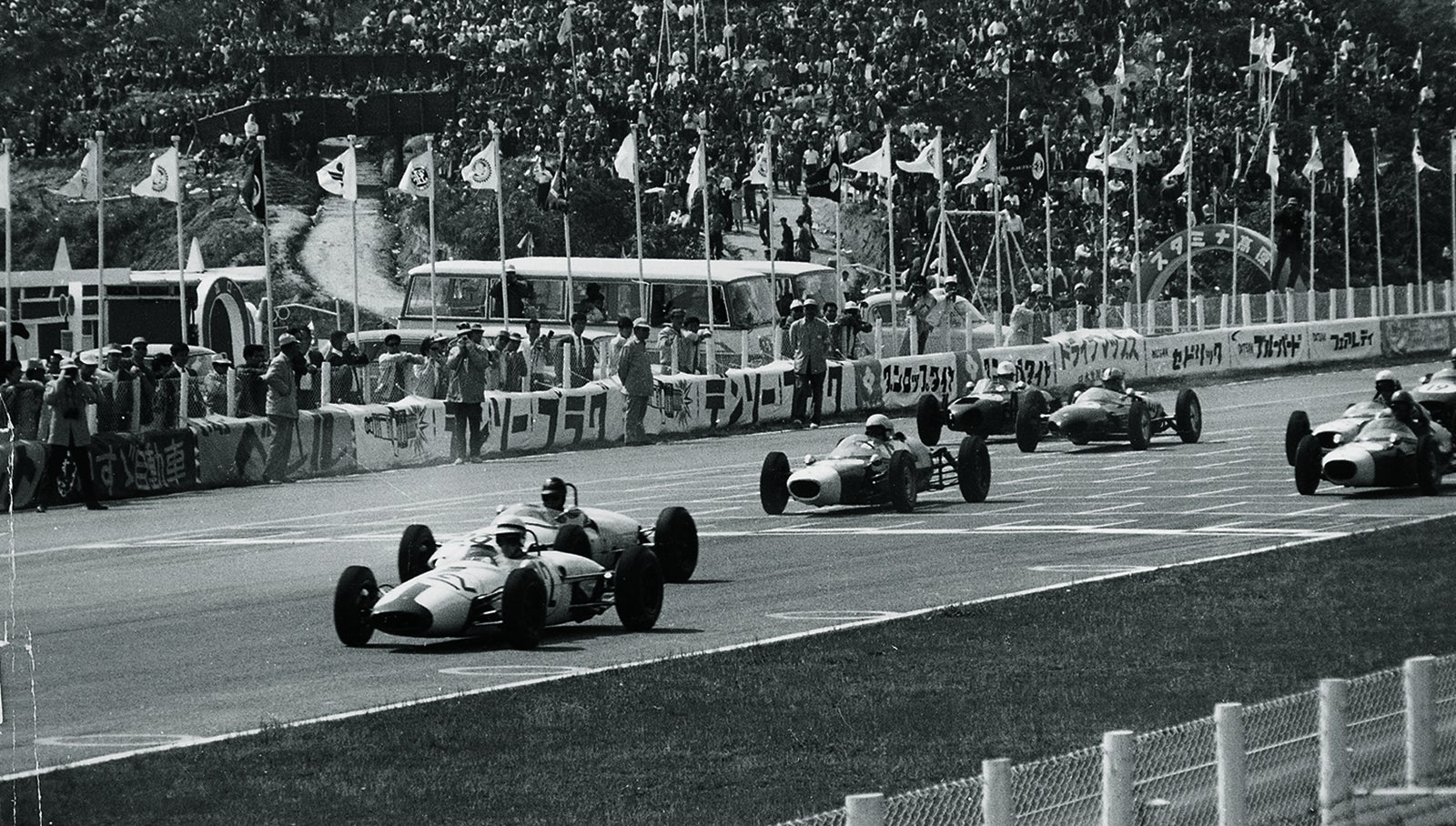 第１回の日本グランプリの開催を機にモータースポーツへの関心が急速に拡大。翌1964（昭和39）年にはJAFが主催となり第2回日本グランプリが鈴鹿サーキットで開催された