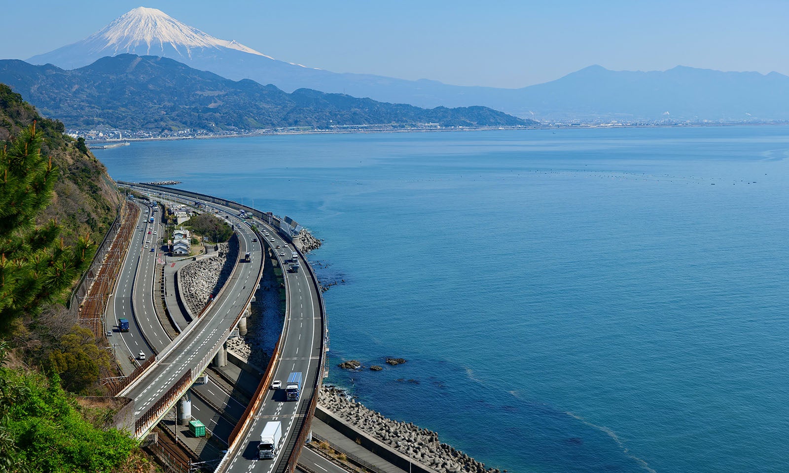 薩埵（さった）峠より富士山を望む。海岸寄りに東名高速が走る