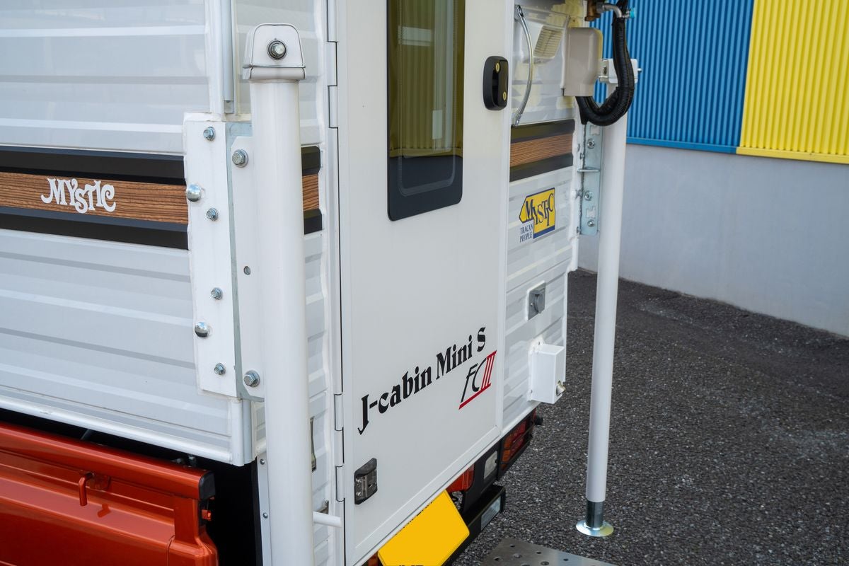 軽トラキャンに固定されたメカニカルジャッキ
