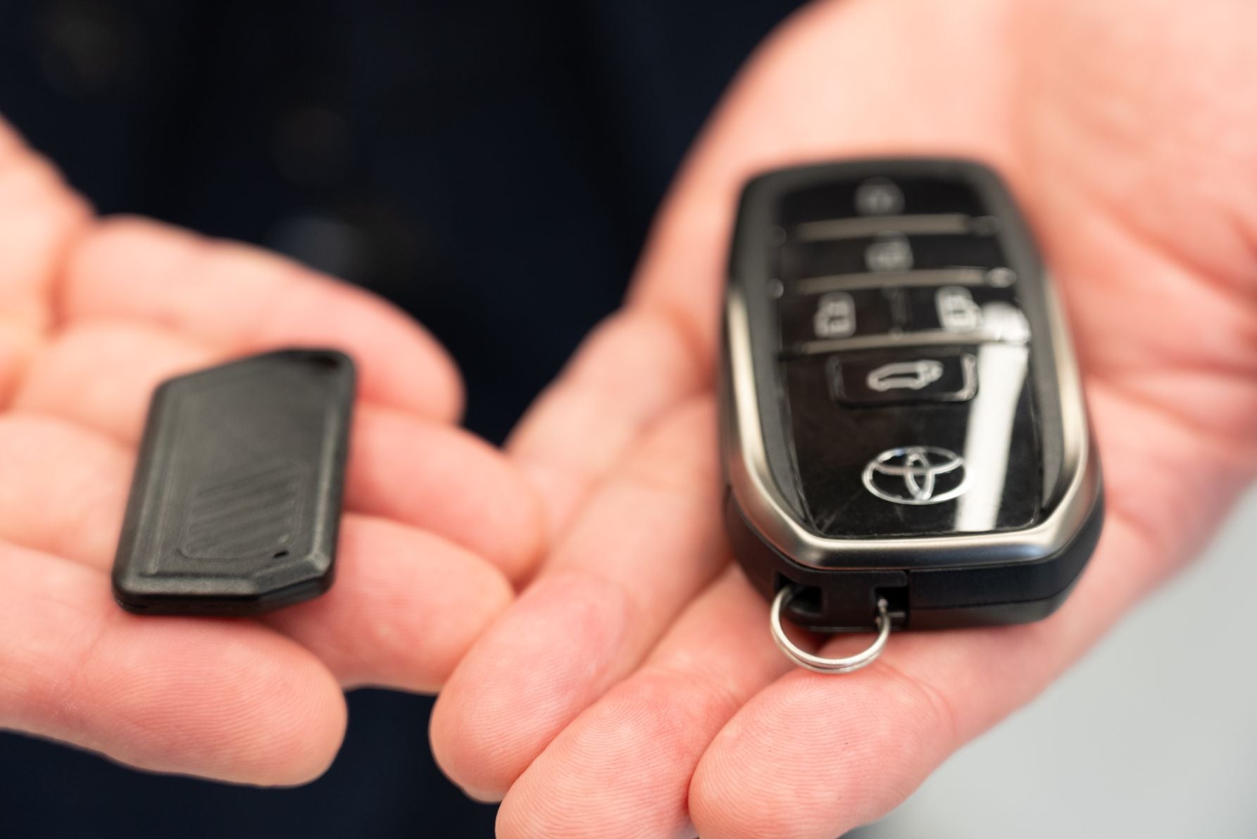 オーサーアラームの認証キー「キーフォブ」と車のスマートキーのサイズ比較。