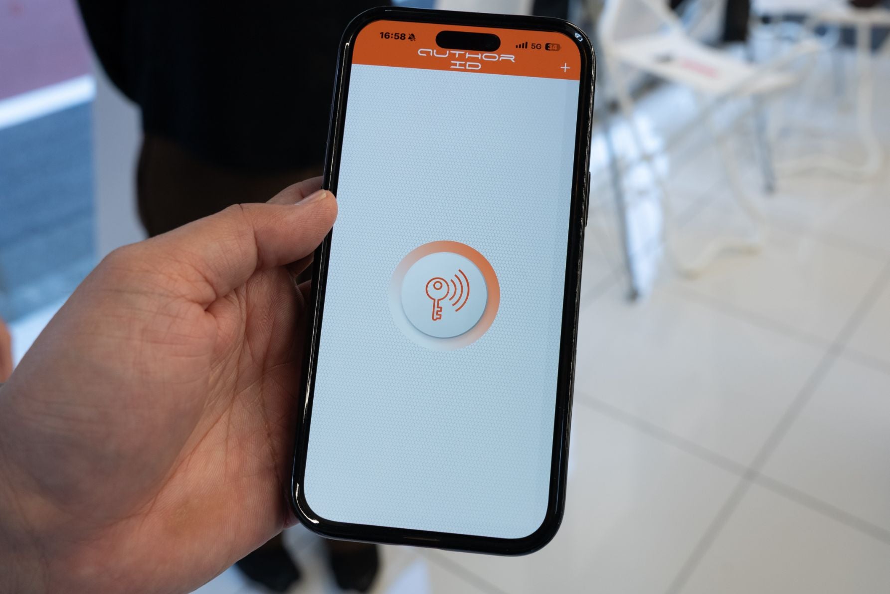 キーフォブの代わりとして使用できるオーサーアラーム専用のスマートフォン操作アプリ画面。