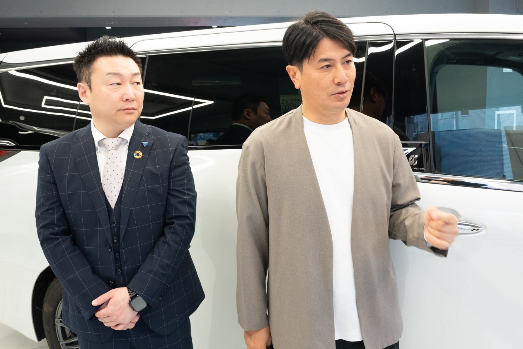 自動車盗難の最新手口と対策について対談する佐々木成三氏と自動車盗難防止協会の山田晃史理事。