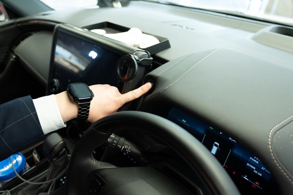 後付けイモビライザーにより、スマートキーがあってもエンジンが始動しない状態を示す車内イメージ。