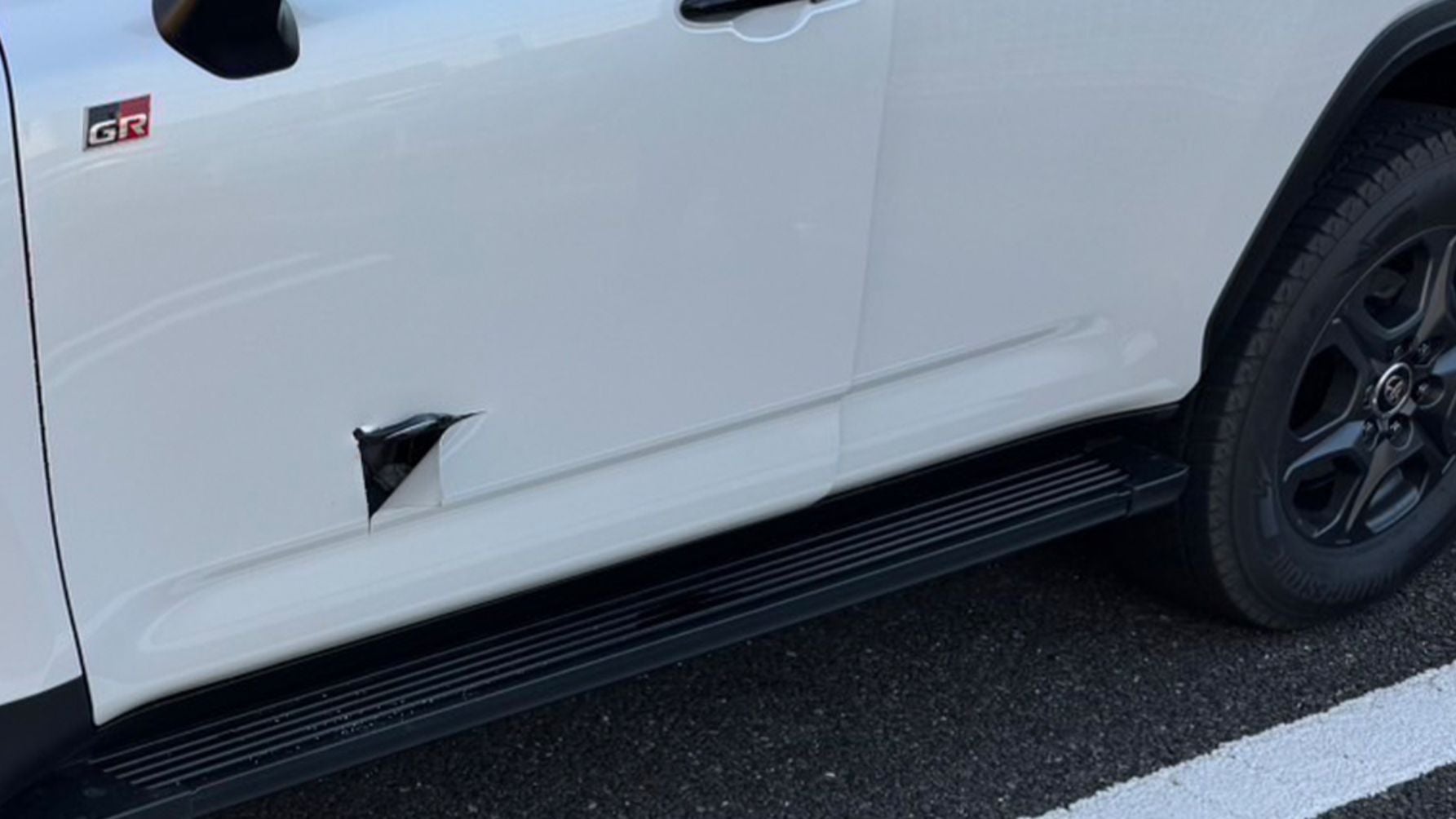 CAN配線にアクセスするため、バンパー付近の車体に穴を開けられた自動車盗難の被害状況。