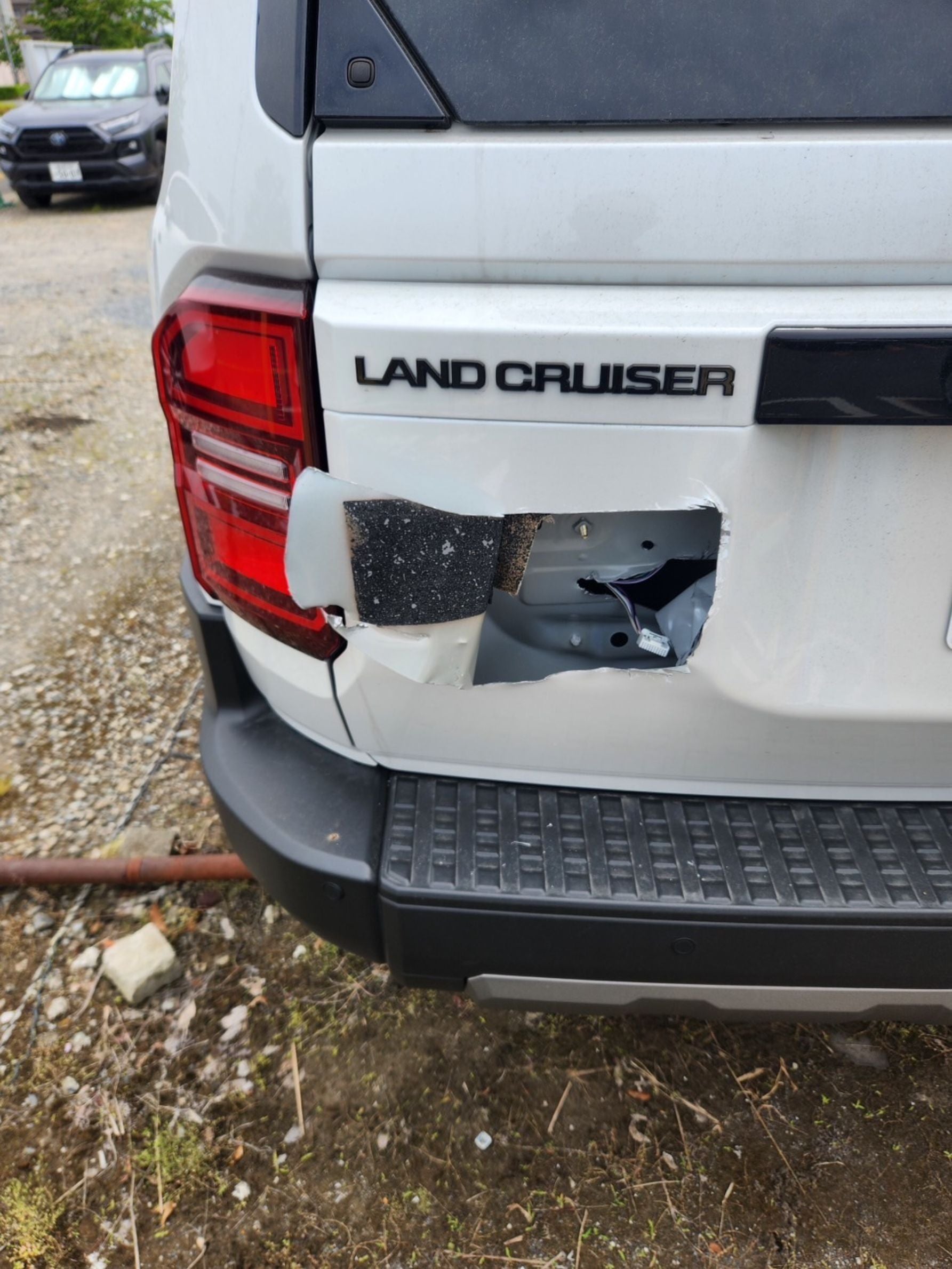 車種ごとに異なるアクセスポイントを狙い、精密に穴を開けられた盗難未遂・被害車両の近影。