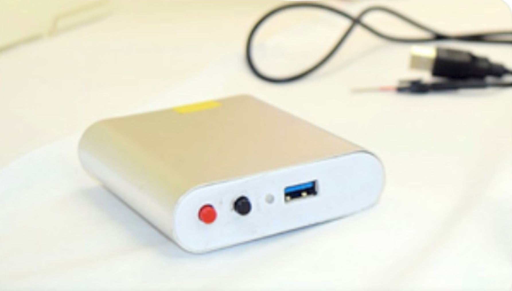 自動車盗難の主流手口「CANインベーダー」に使用される特殊な接続機器。車の通信ネットワークをハッキングする。