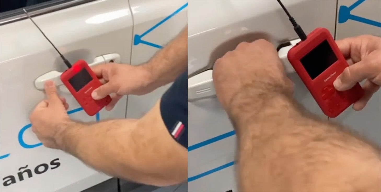 通称「ゲームボーイ」と呼ばれるキーエミュレーター。スマートキーの電波を複製し瞬時に合鍵を作成する機器。