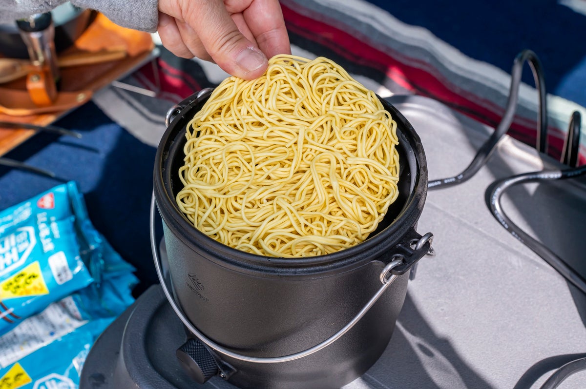 エレコム電気調理クッカーに袋麺の麺を入れようとしている写真