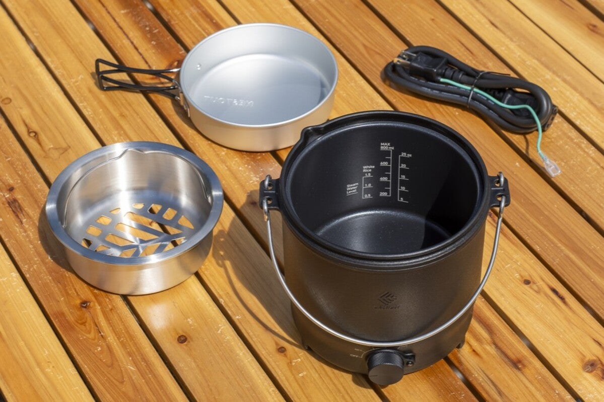 エレコム製電気調理クッカーの本体と付属品をテーブルに並べた写真