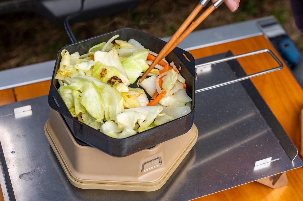 パワーアークポータブルデュオポットで野菜を炒める