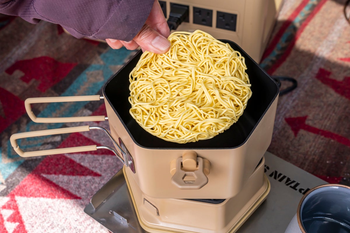 パワーアークポータブルデュオポットに袋麺の麺を投入