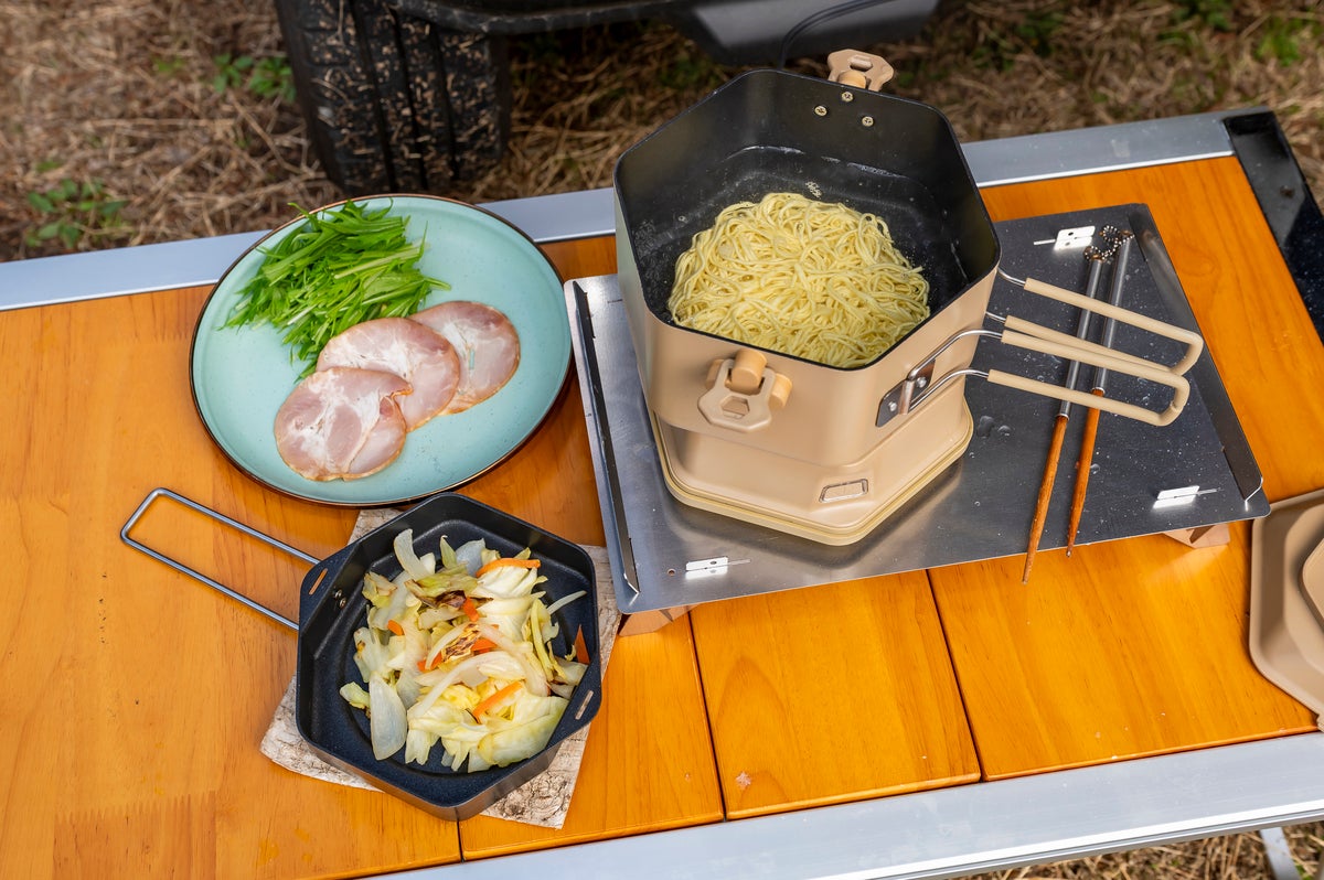 ポータブルデュオポットでラーメンの調理シーン