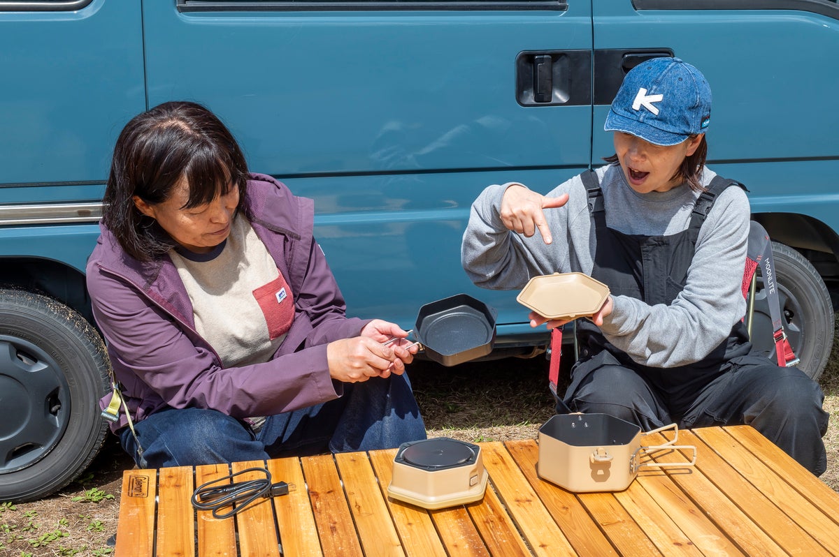 パワーアーク電気調理器をチェックする女性2名