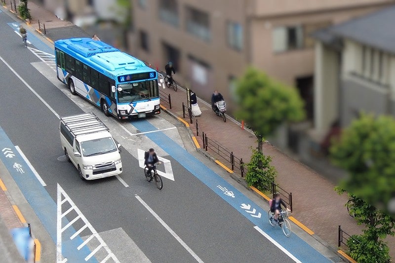 バス停付近を走行する自転車