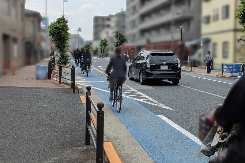 自転車レーン内のスピード、車間距離不足