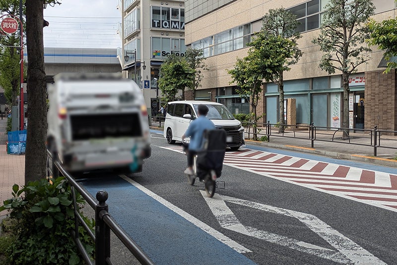追い越し時に自転車レーンからのはみ出し