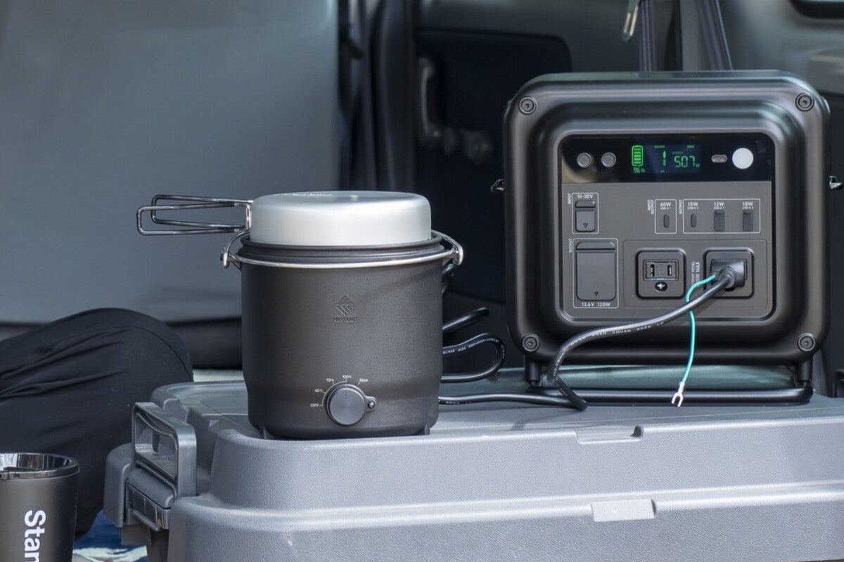 車内ラゲッジの収納ボックスに置いた電気調理器とポータブル電源