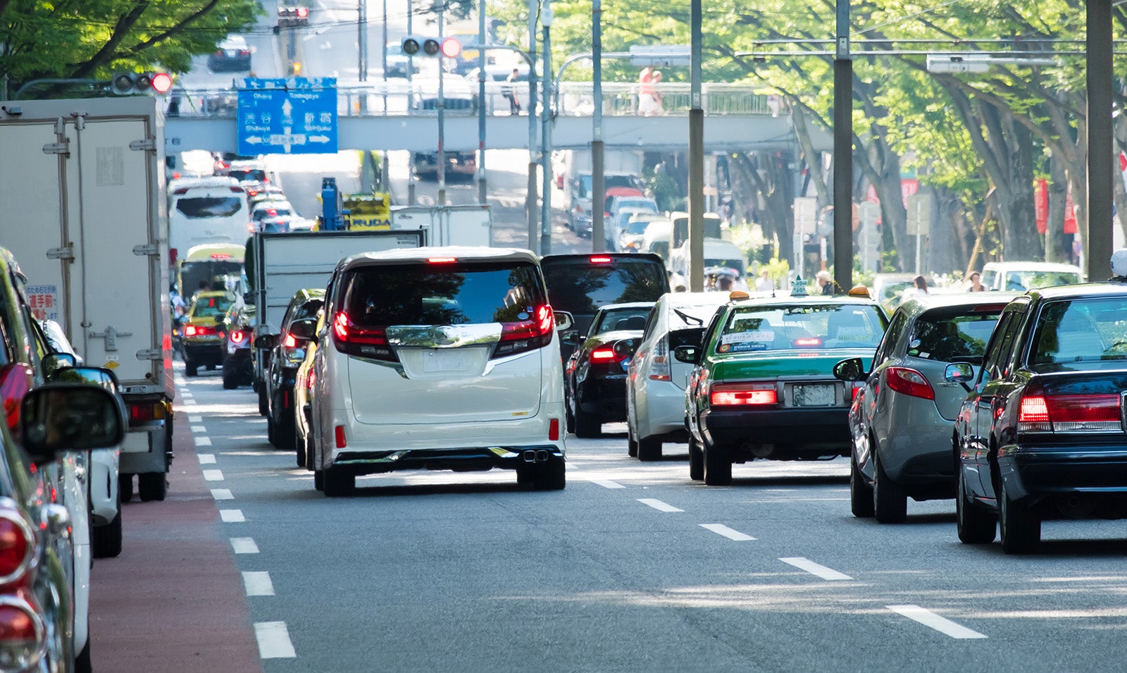 一般道を走行する自動車
