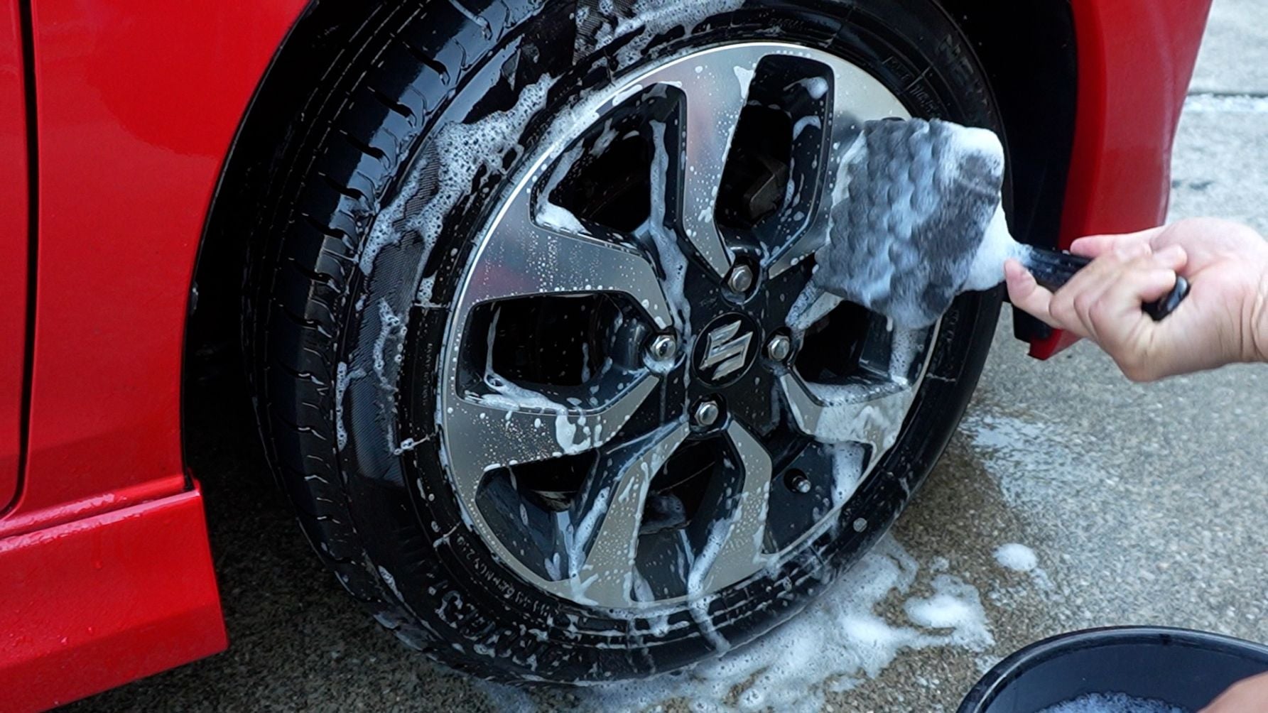 車のホイールを洗う様子｜タイヤ周りの掃除