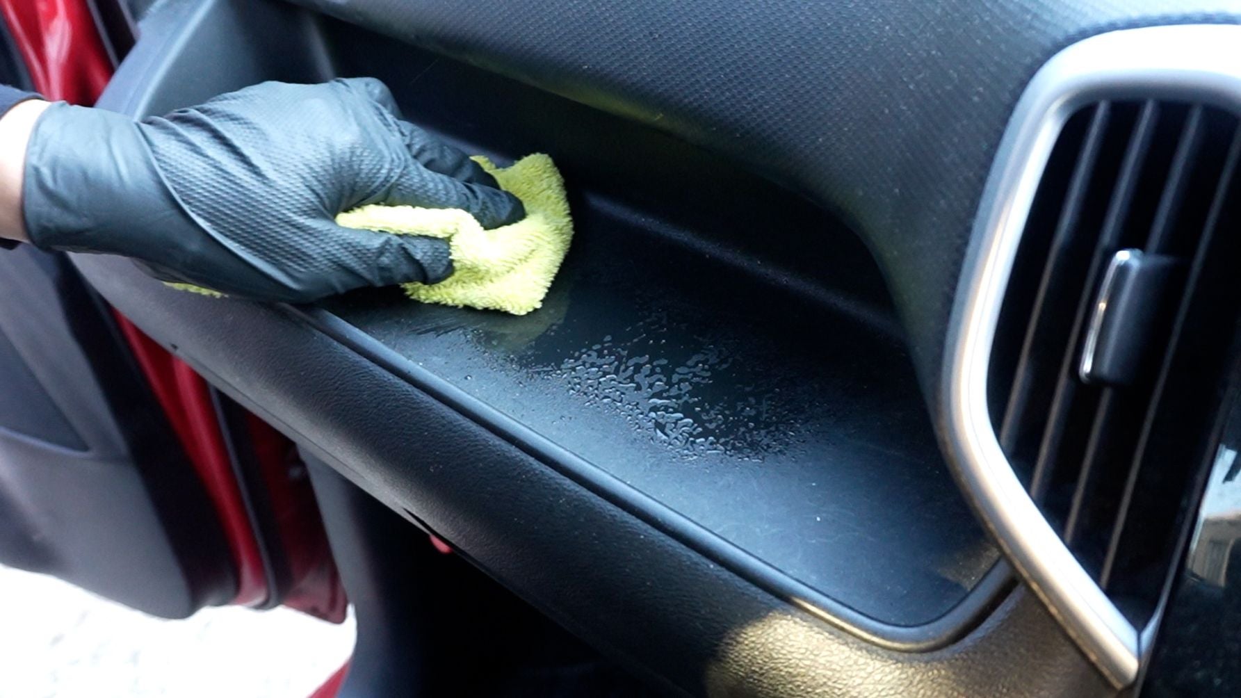 車内のクリーニング｜ベタつきを除去する掃除方法