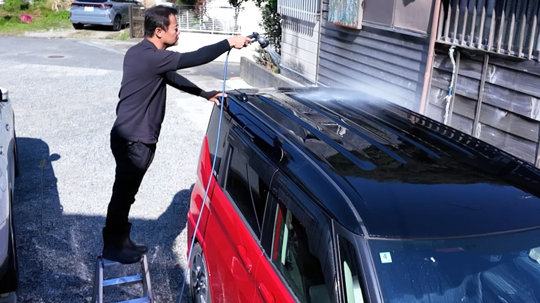 車のルーフを水洗いする様子｜上から下へ洗う洗車方法