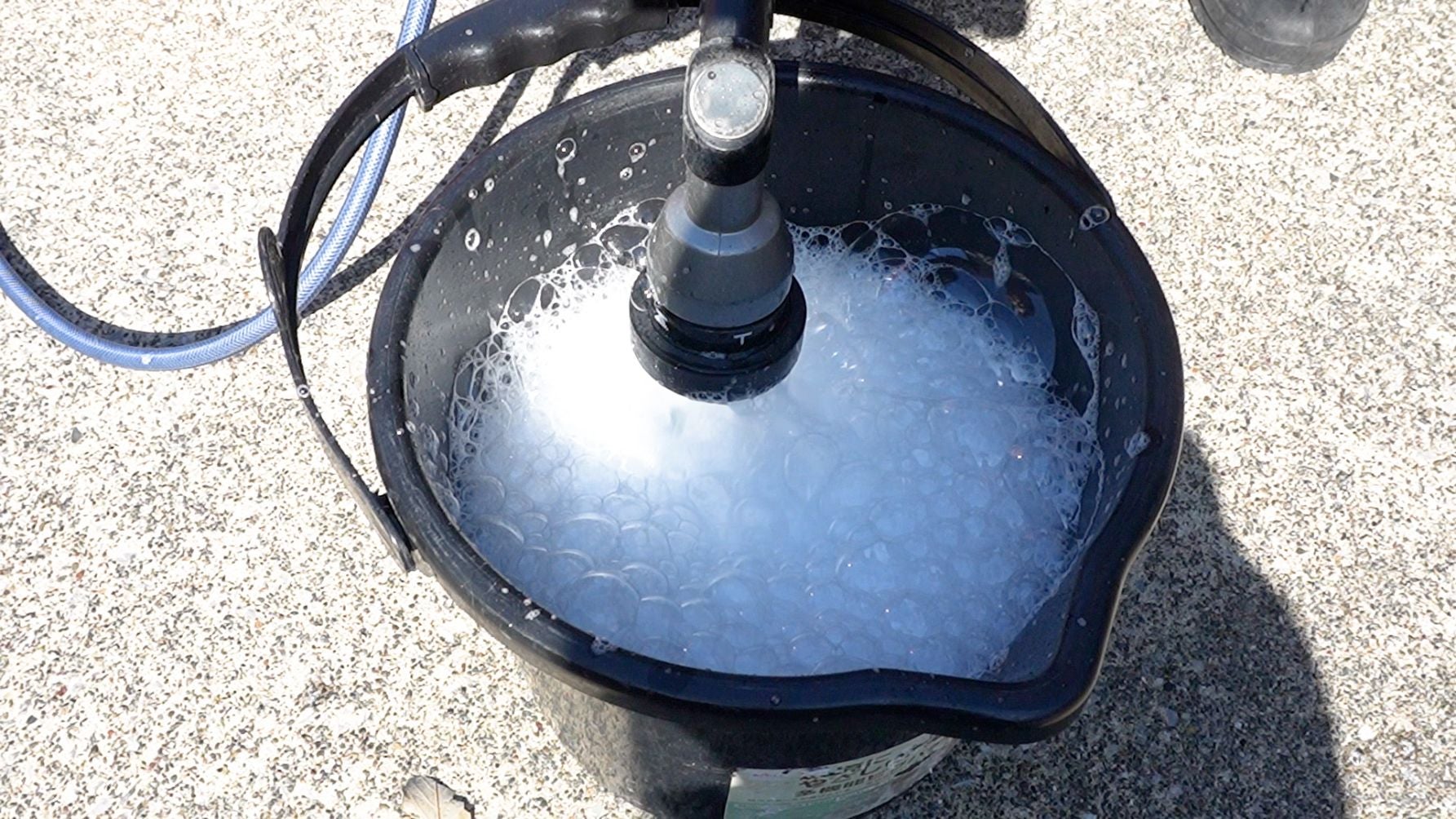 バケツでカーシャンプーを泡立てる様子｜洗車準備