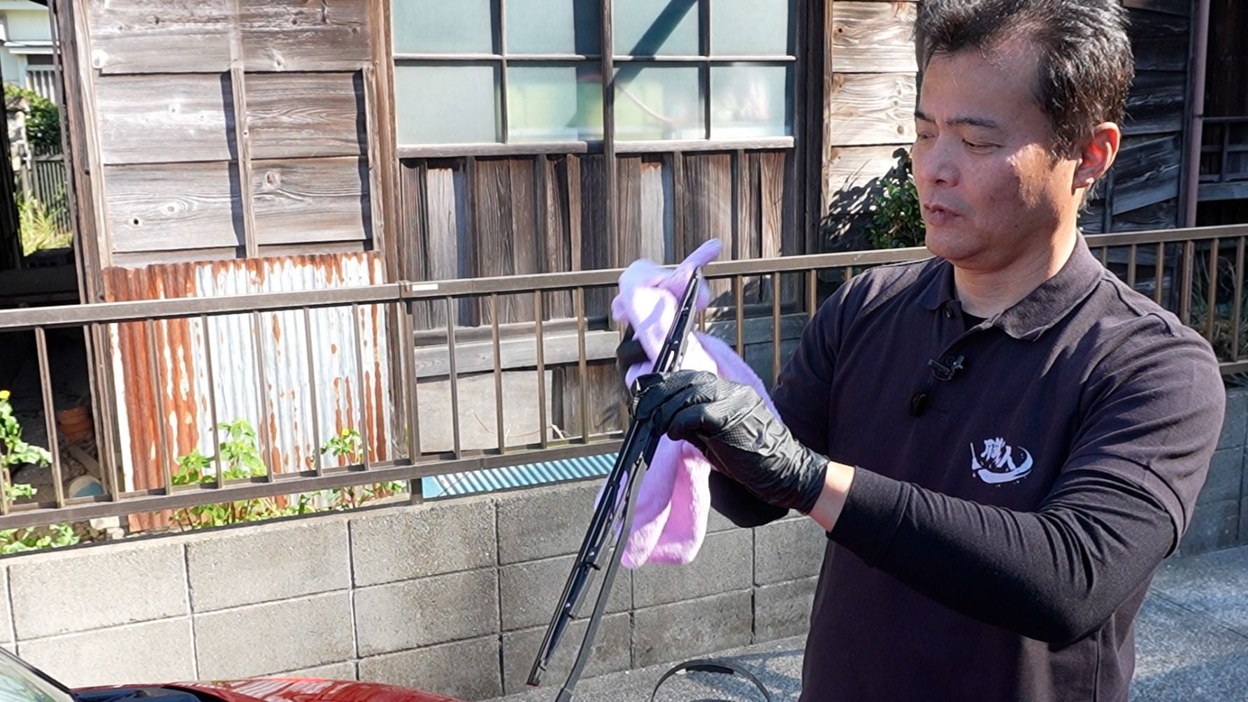 ワイパーのゴム部分を拭く様子｜ガラス傷防止のお手入れ