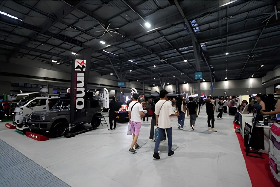 オートメッセ in 愛知 2025の会場内に並ぶ出展ブースと来場者の様子