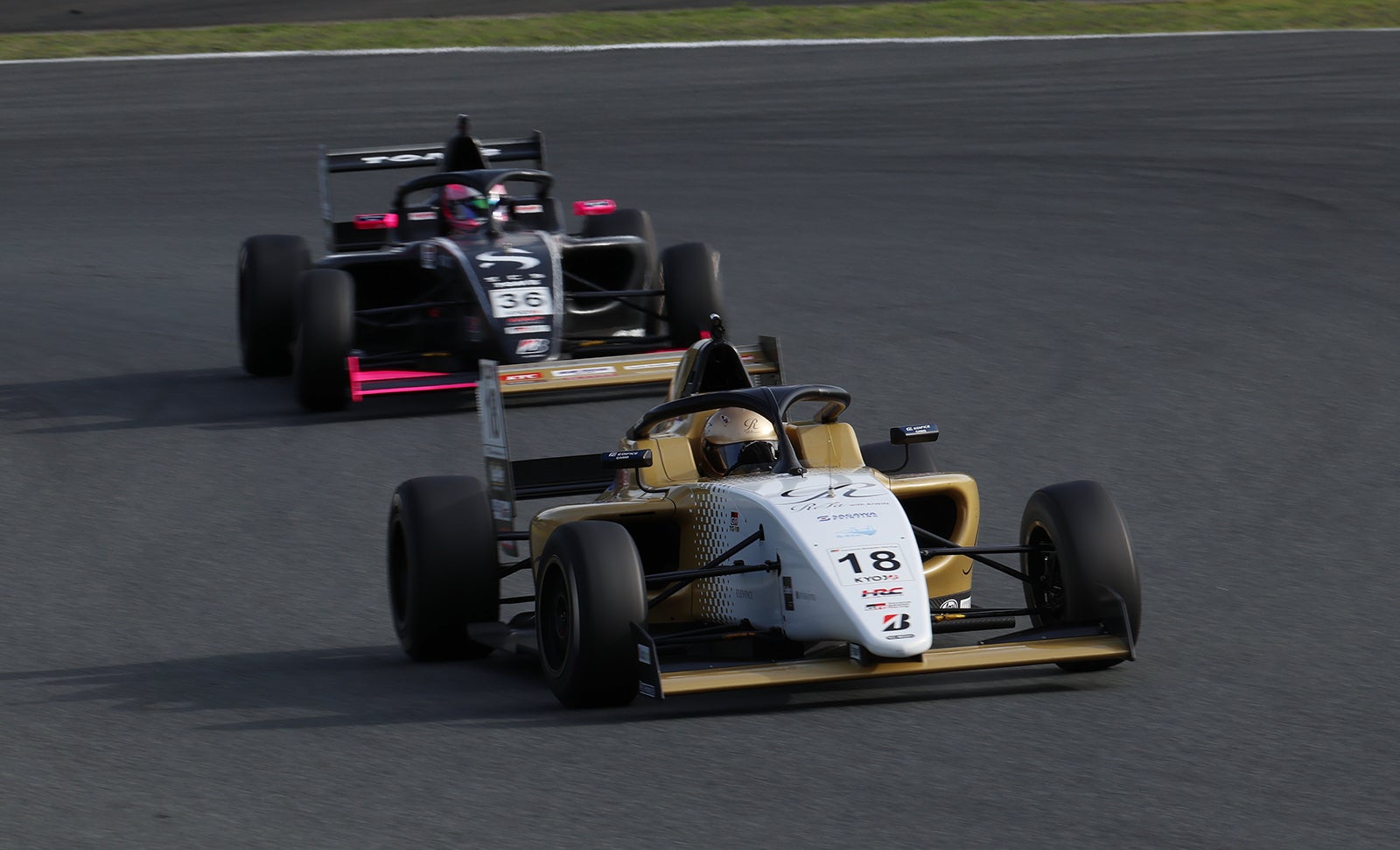 2026年はドライバーとして復活した三浦愛選手の走行シーン（カーナンバー18）