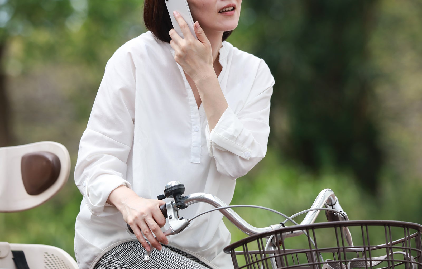 自転車を運転中のながらスマホのイメージ画像