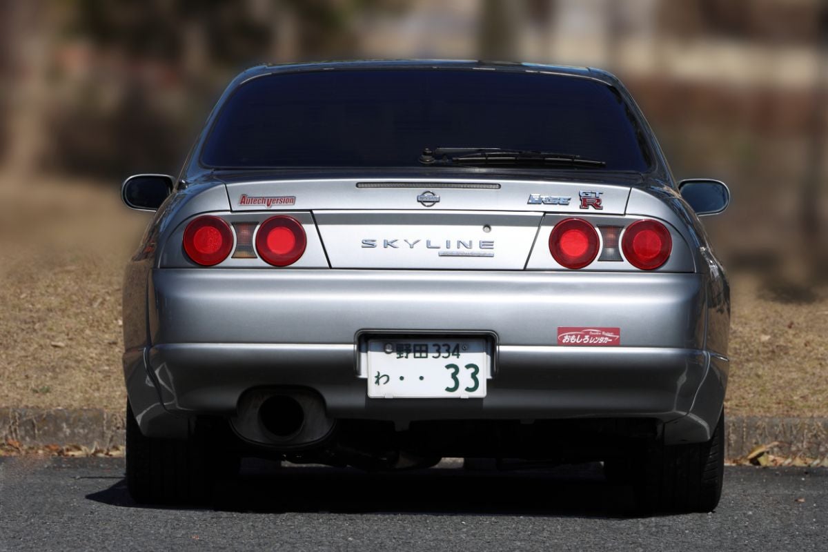 日産スカイラインGT-R オーテックバージョンのリアビュー、丸型4灯テールランプ