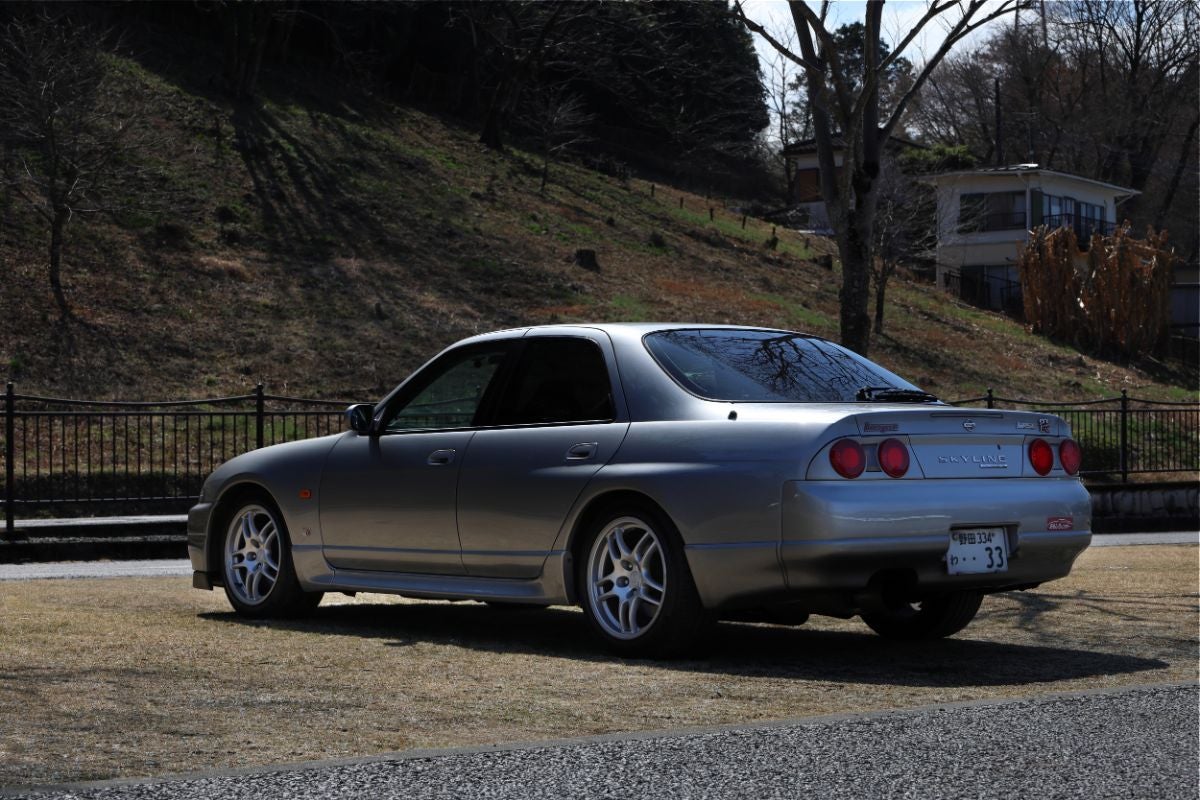 R33スカイラインGT-Rオーテックバージョンのリア斜め後方外観