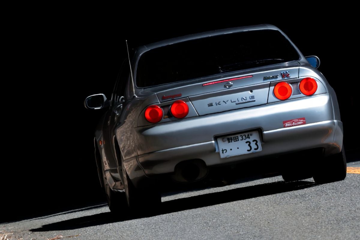 R33スカイラインGT-Rオーテックバージョンの走行中リヤビュー