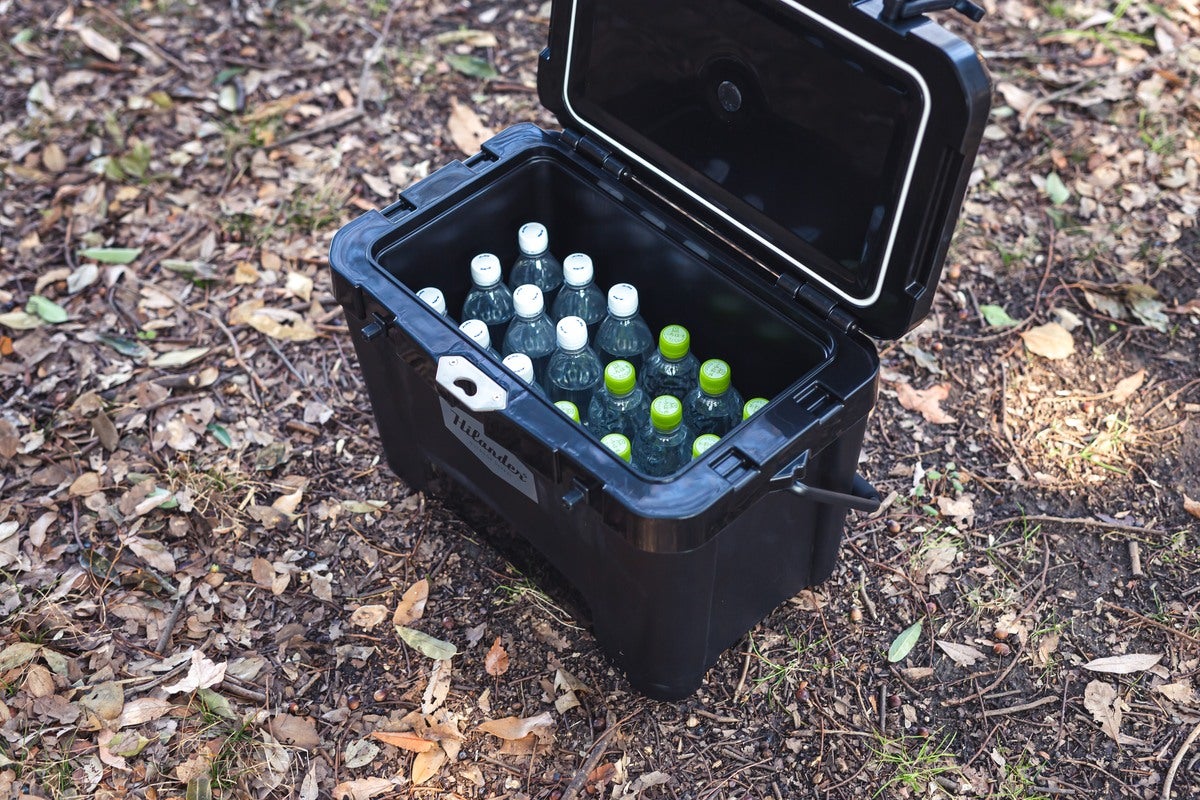 クーラーボックスの蓋を開けてペットボトル飲料が入っている写真