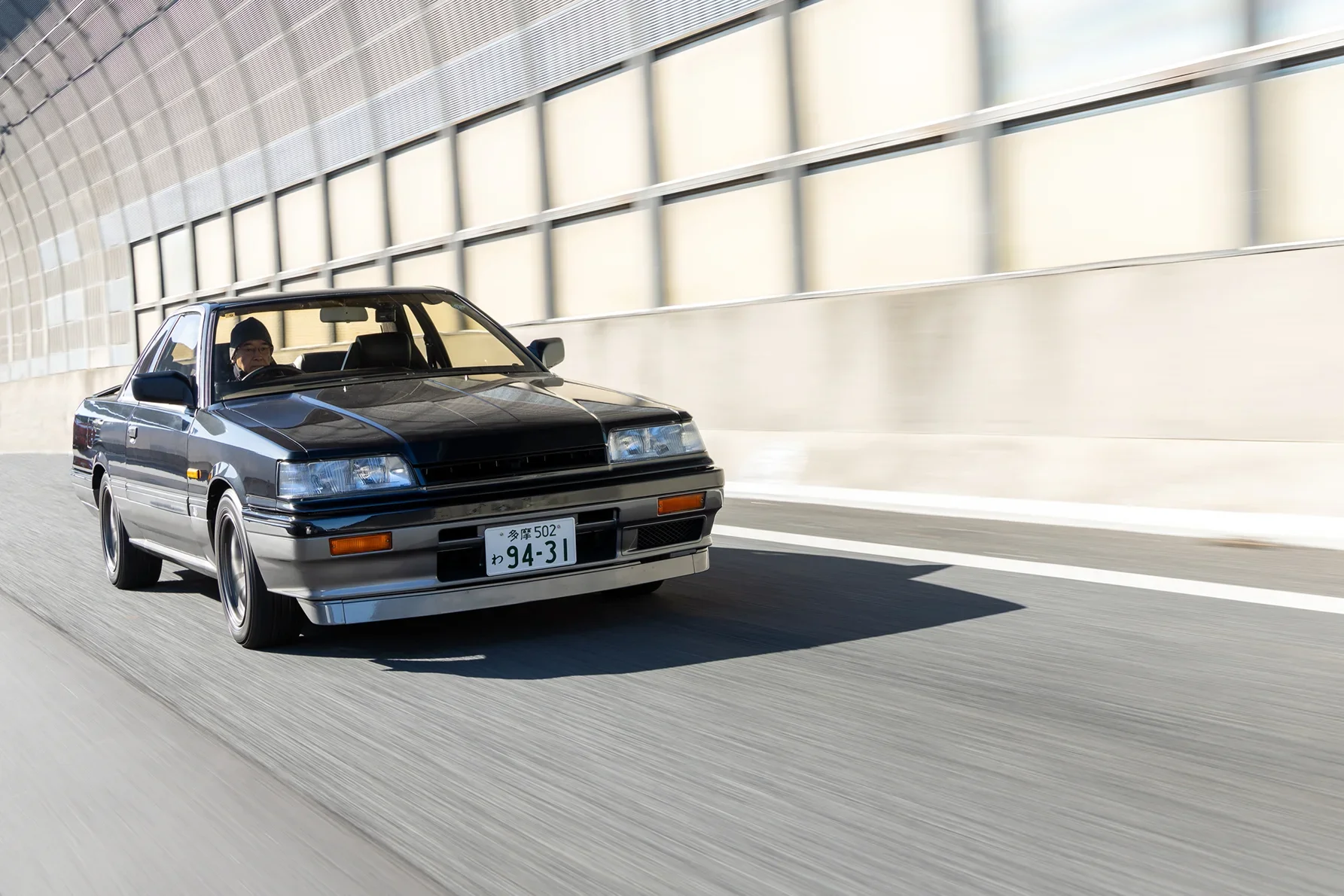 高速道路を走る、R31スカイラインGT-S