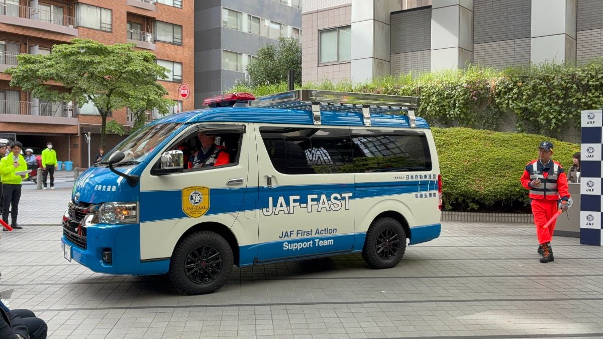 会場でお披露目された、JAF-FASTの災害支援車