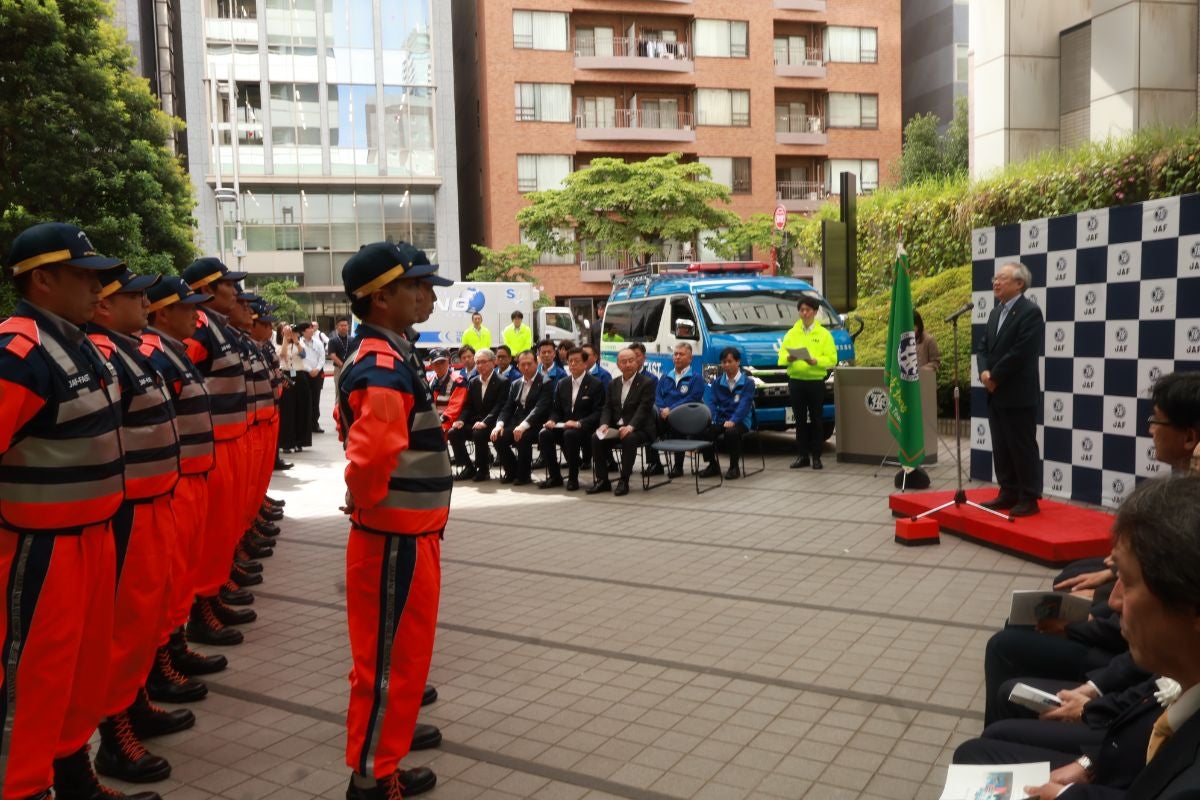 参加したJAF-FAST隊員と、あいさつする坂口JAF会長