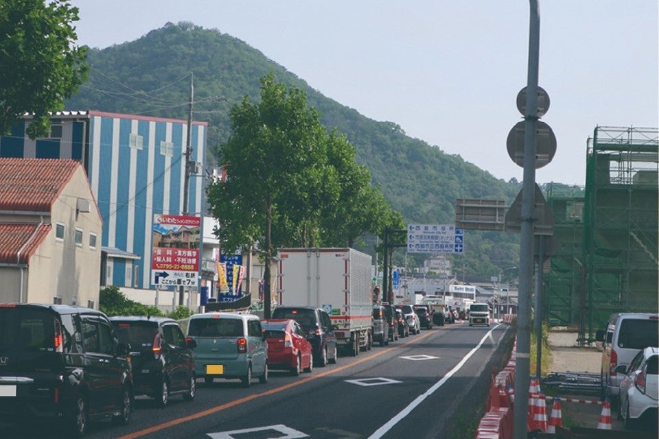 国道175号の上戸田南交差点付近で渋滞する車列。西脇市街地を通過する交通が集中し、朝夕を中心に混雑が発生している。