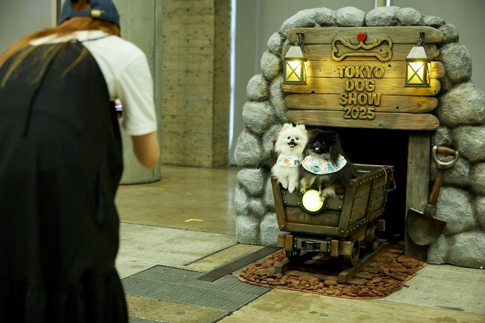 「TOKYO DOG SHOW 2025」会場内のフォトスポットで撮影される来場者と愛犬2匹