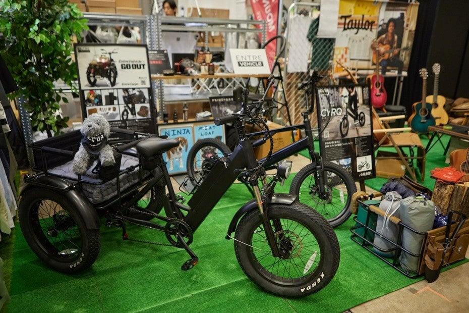 ファットタイヤ電動バイクが展示されたモビリティブース。荷台には愛犬が乗っている