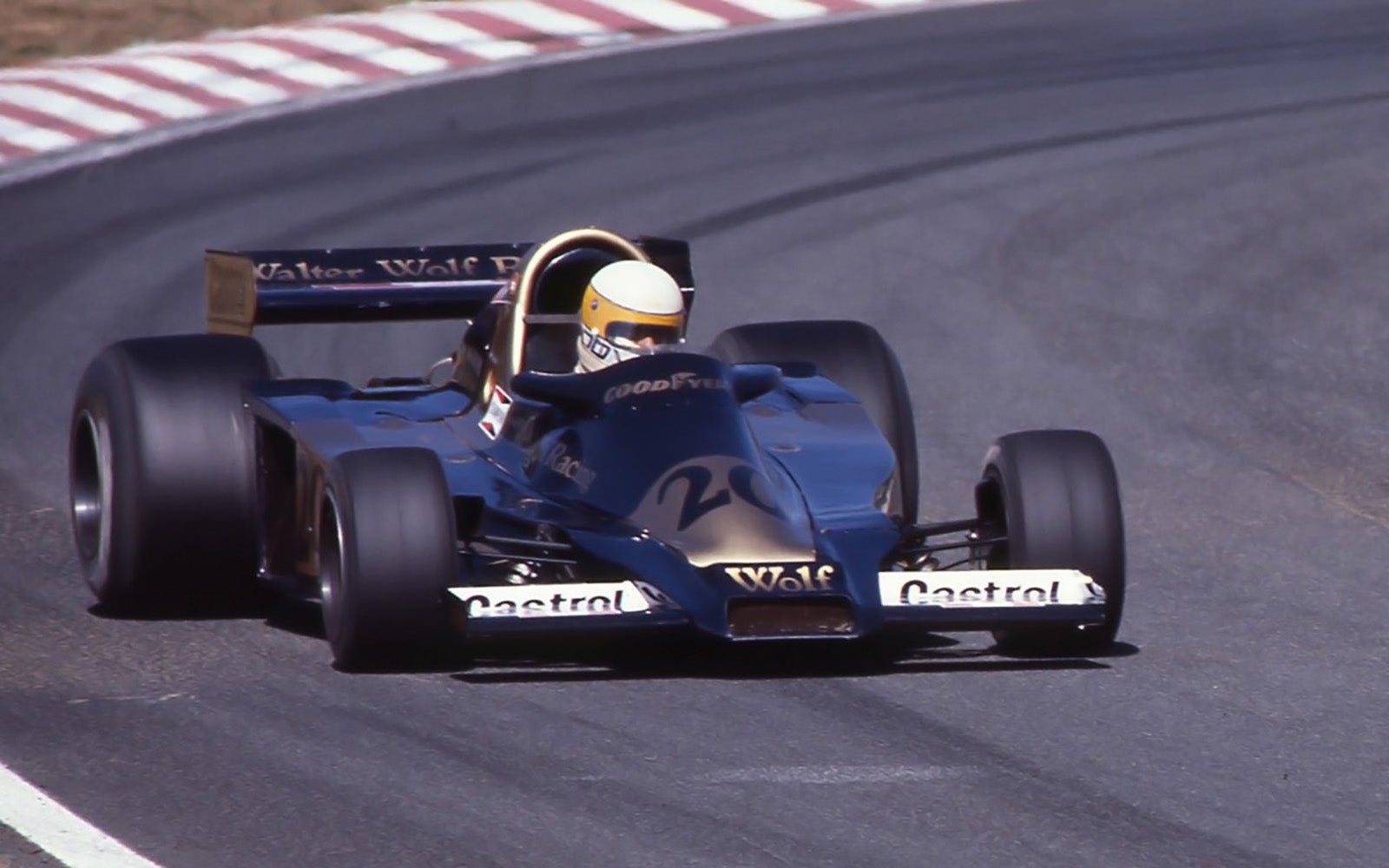 「F1世界選手権イン・ジャパン」に出場したウルフWR1