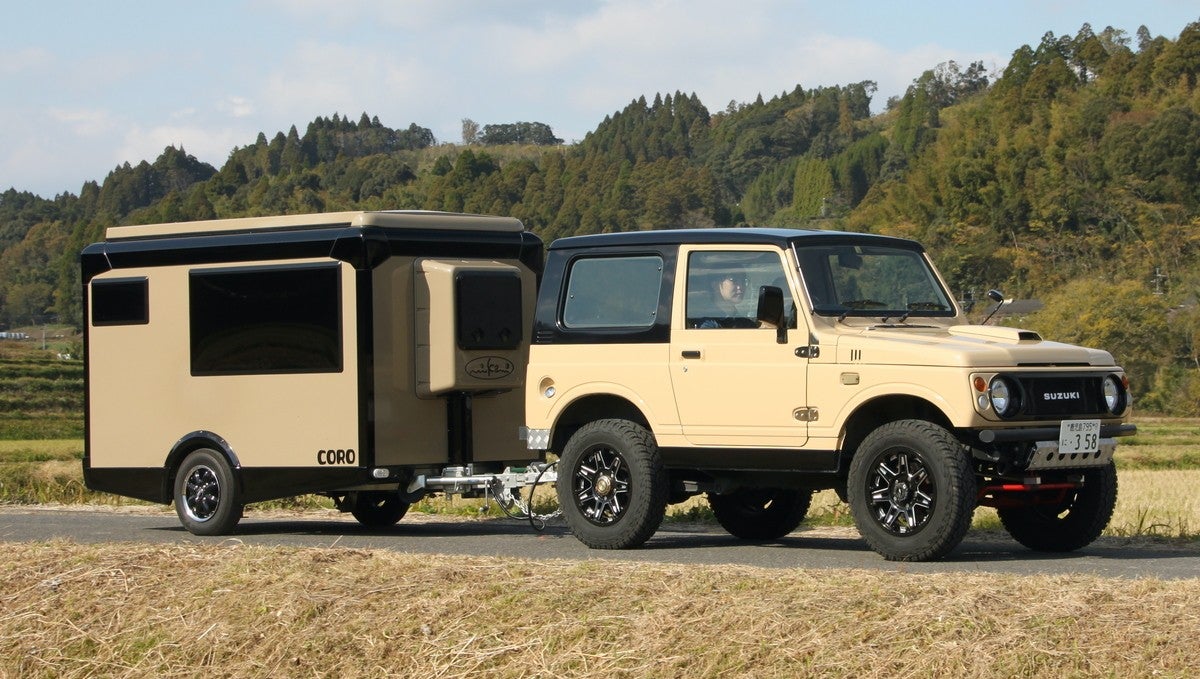 コンパクトトレーラーと連結しているSUV