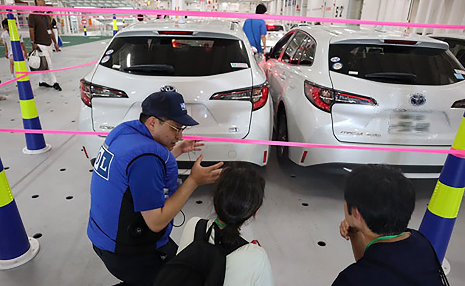 クルマの積み込み作業を見学している様子