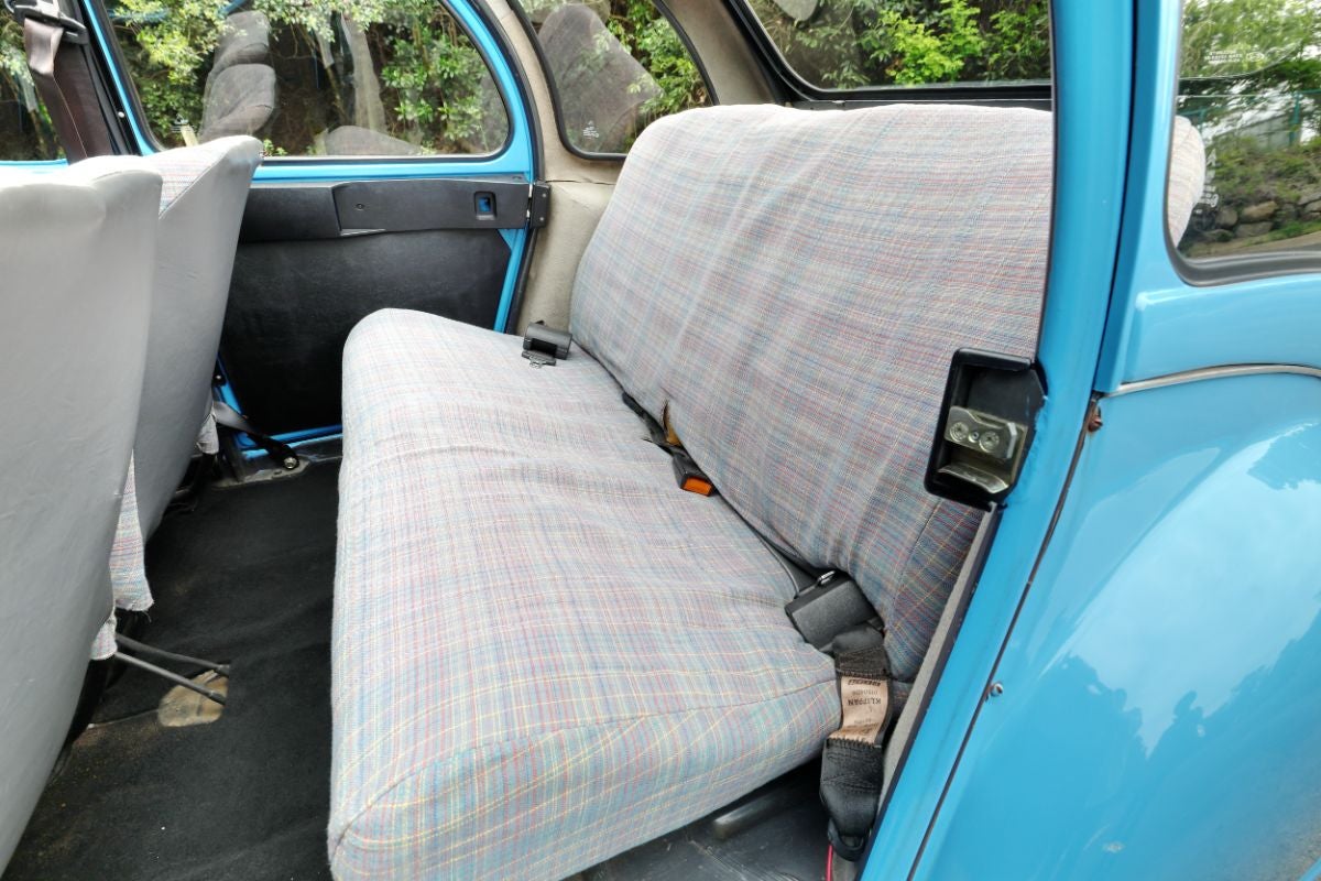 布張りベンチシートを備えたシトロエン2CVの車内