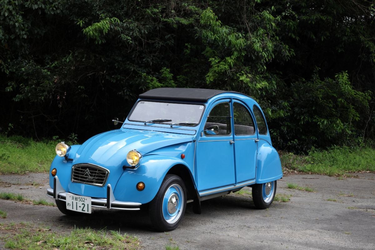 シトロエン2CVのフロント斜め外観