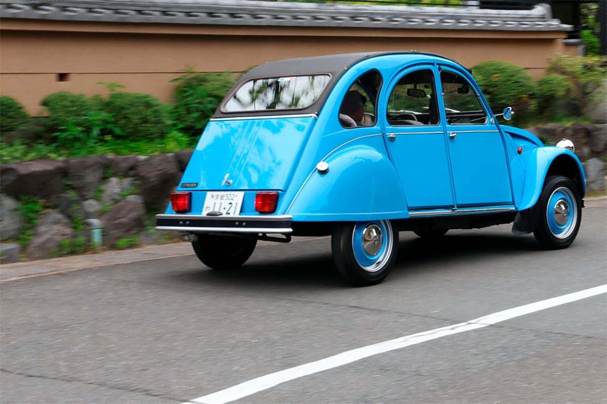 走行中のシトロエン2CVのリアビュー
