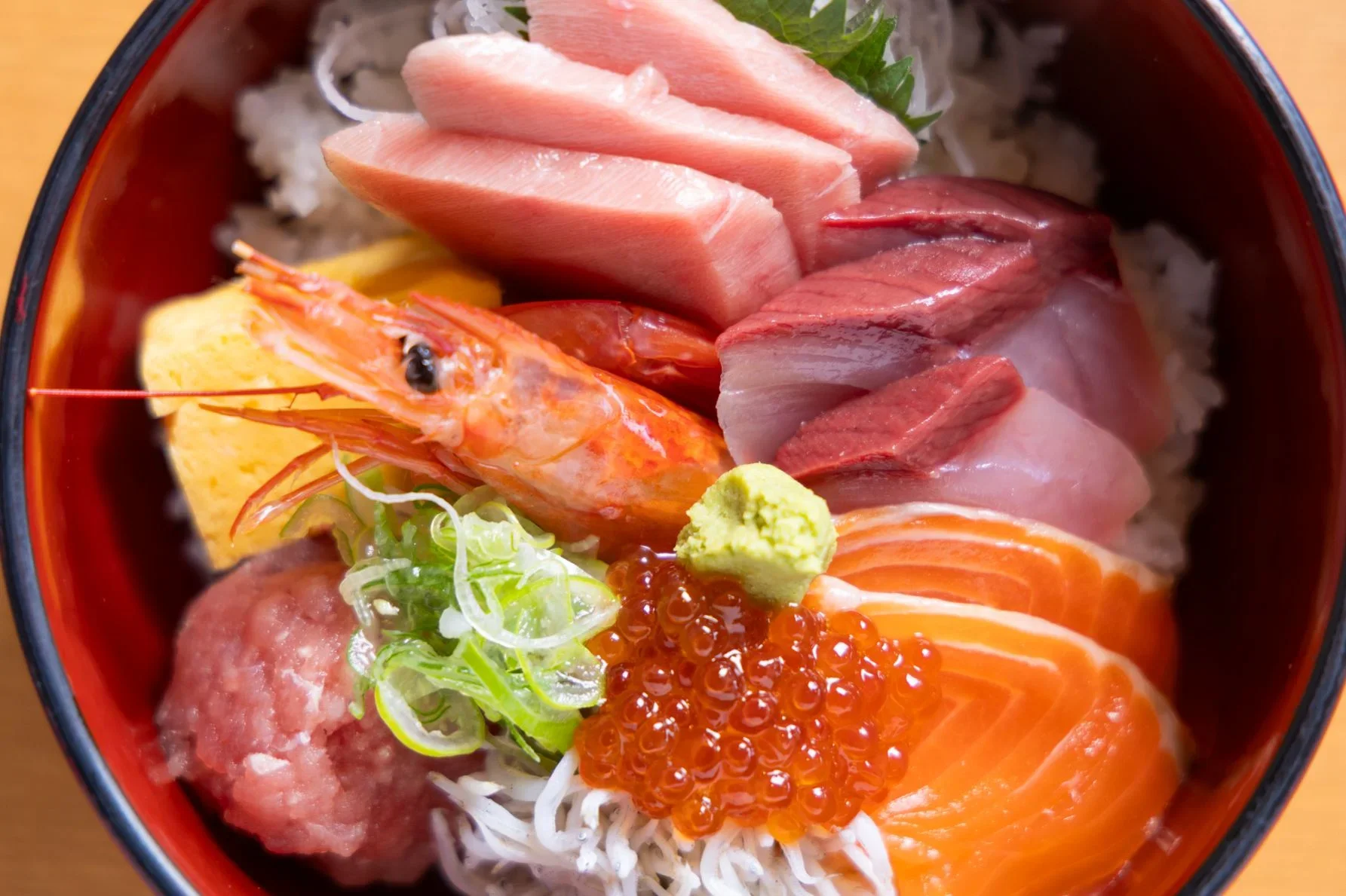 三崎「魚市場食堂」の特選海鮮丼。ミナミマグロやイクラ、シラスがのった豪華な朝食